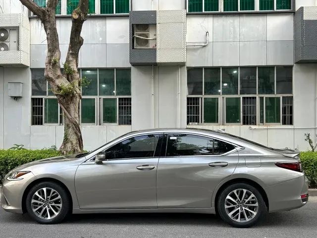 Lexus ES — Фото автомобиля 4