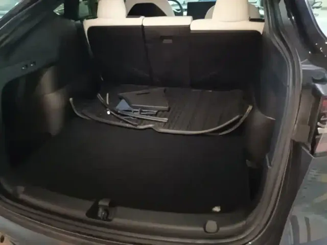 Tesla Model Y — Фото автомобиля 18