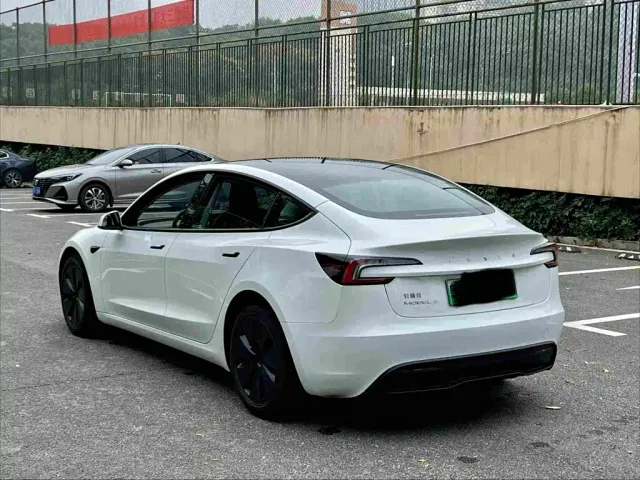 Tesla Model 3 — Фото автомобиля 11