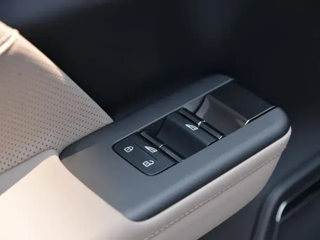 Volvo XC70 Plug-in Hybrid — Фото автомобиля 15