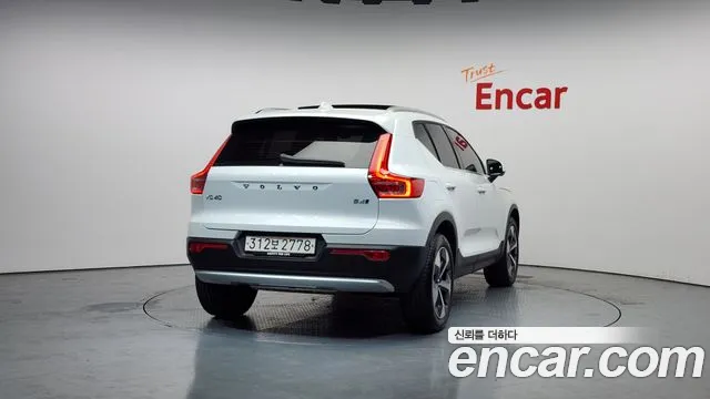 Вольво XC40 — Фото автомобиля 4