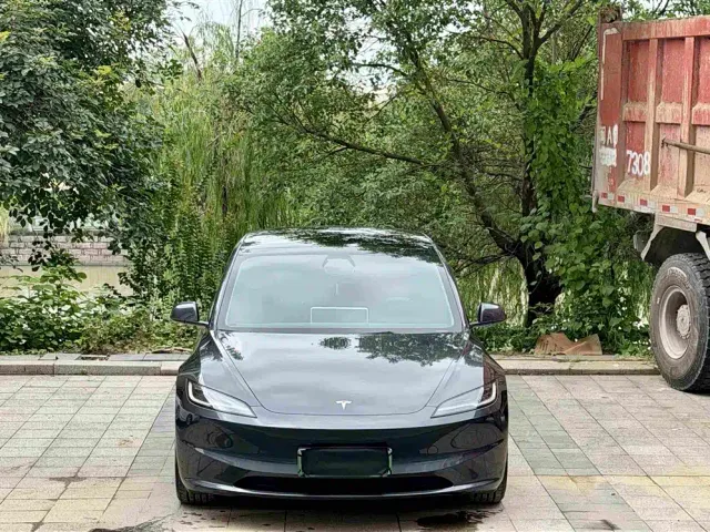Tesla Model 3 — Фото автомобиля 2