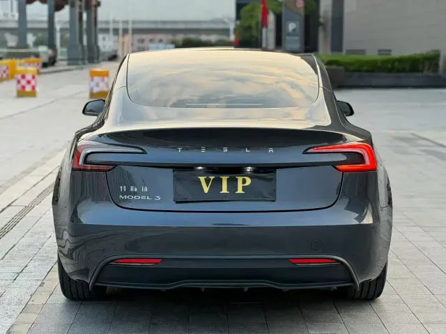 Tesla Model 3 — Фото автомобиля 5