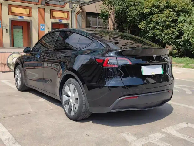 Tesla Model Y — Фото автомобиля 16