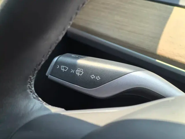 Tesla Model Y — Фото автомобиля 16