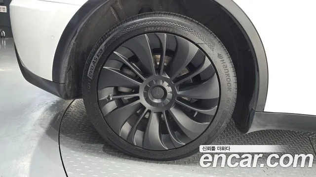 Tesla Model Y — Фото автомобиля 5