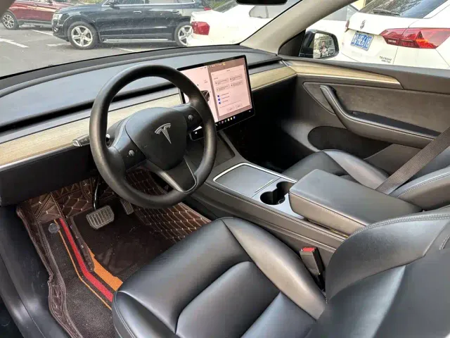 Tesla Model Y — Фото автомобиля 4