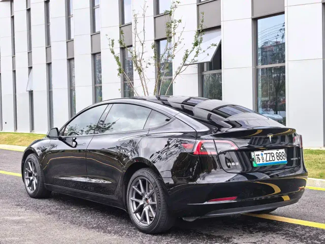 Tesla Model 3 — Фото автомобиля 6