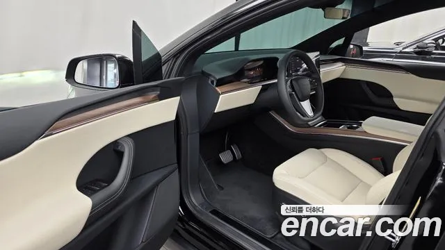 Tesla Model X — Фото автомобиля 15