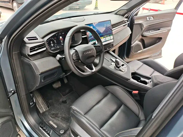 Lynk & Co 01 — Фото автомобиля 10