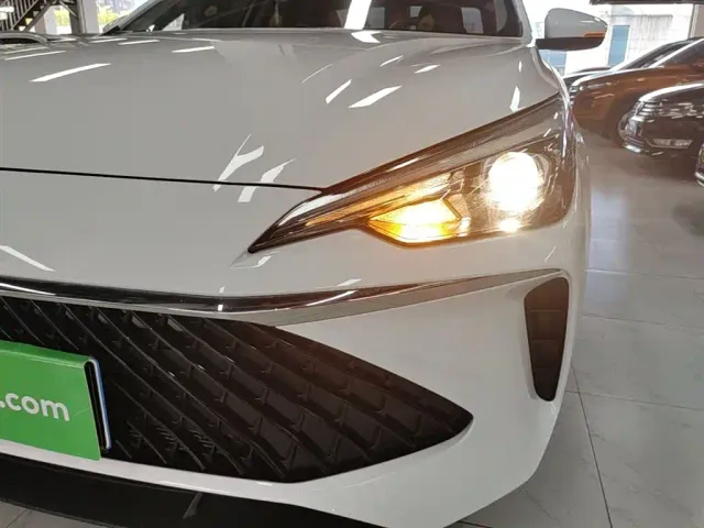 Roewe i5 — Фото автомобиля 23