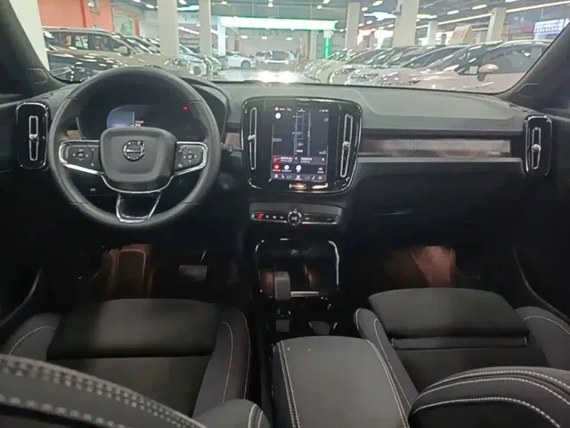 Volvo XC40 — Фото автомобиля 9