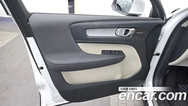Вольво XC40 B4 Ultimate Bright — Фото автомобиля 19