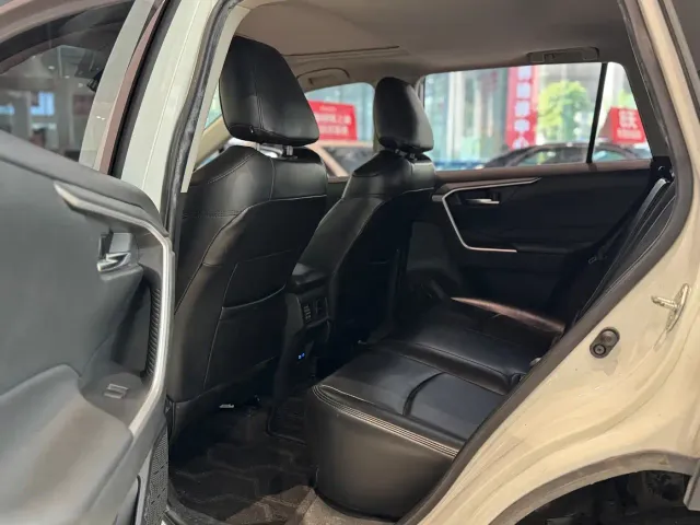 Toyota RAV4 — Фото автомобиля 10