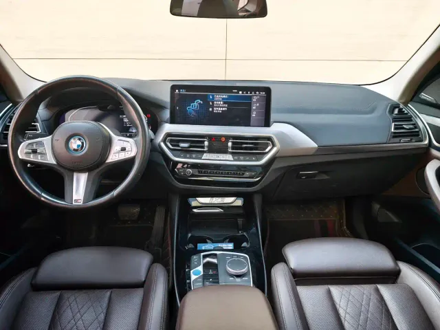 BMW iX3 — Фото автомобиля 12