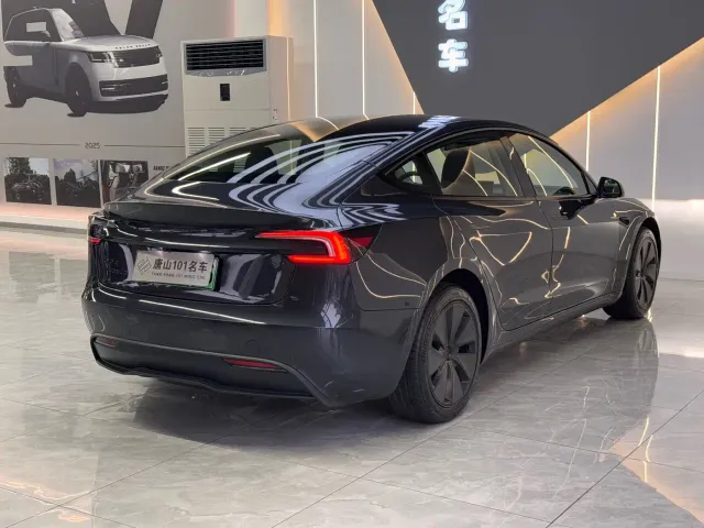 Tesla Model 3 — Фото автомобиля 8