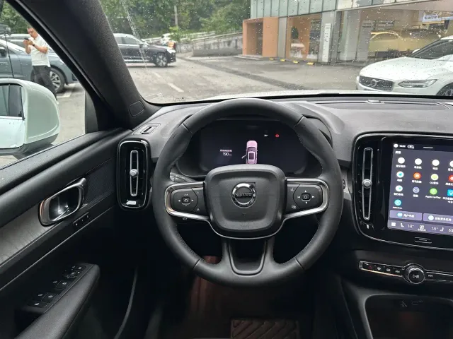Volvo XC40 — Фото автомобиля 14