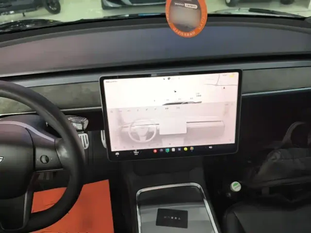 Tesla Model 3 — Фото автомобиля 9