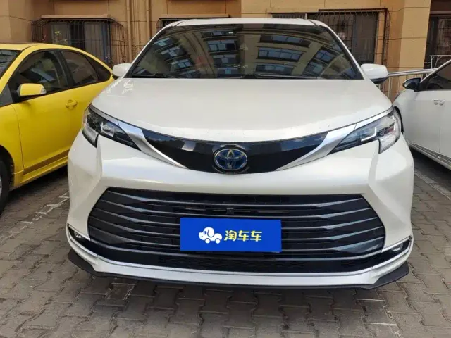 Toyota Sienna — Фото автомобиля 2