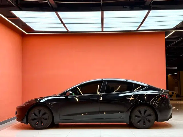 Tesla Model 3 — Фото автомобиля 14