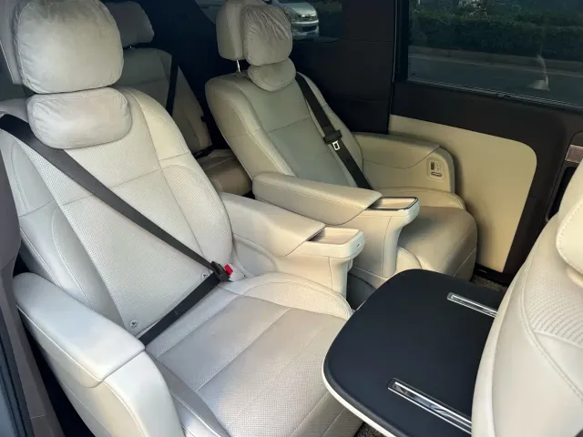 Li Auto MEGA — Фото автомобиля 16