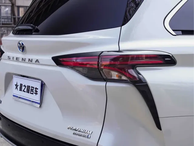 Toyota Toyota Sienna 2021 2.5L Hybrid Platinum Edition — Фото автомобиля 8