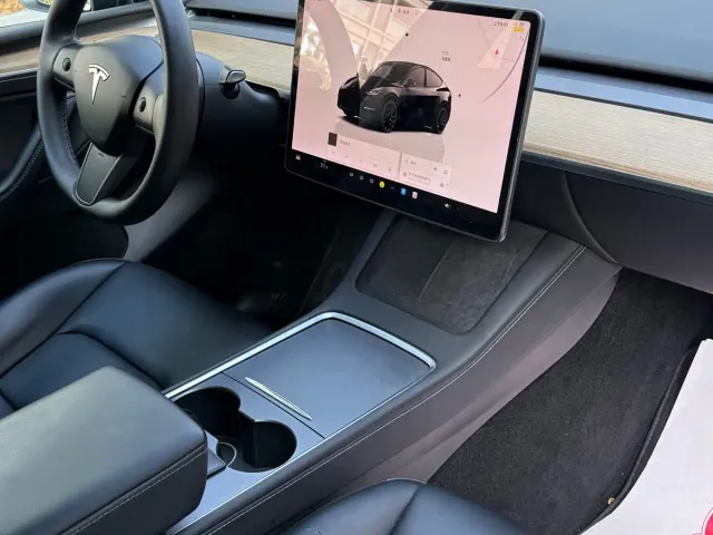 Tesla Model Y — Фото автомобиля 18