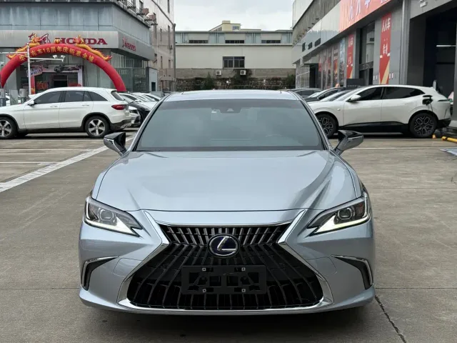 Lexus ES — Фото автомобиля 2