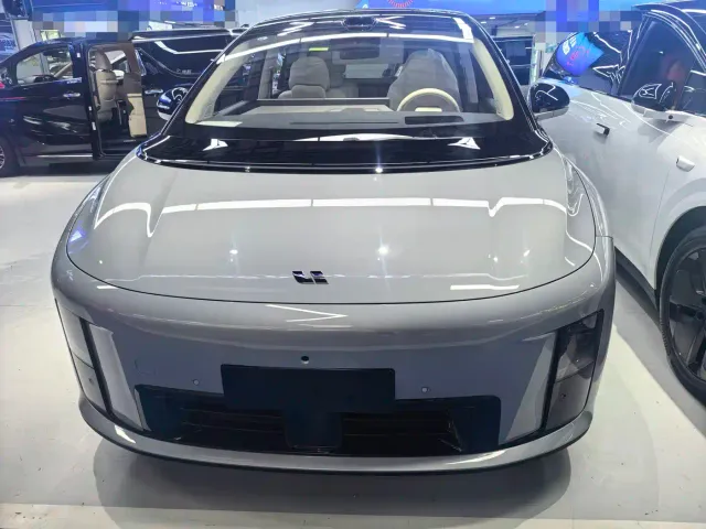 Li Auto i8 — Фото автомобиля 2