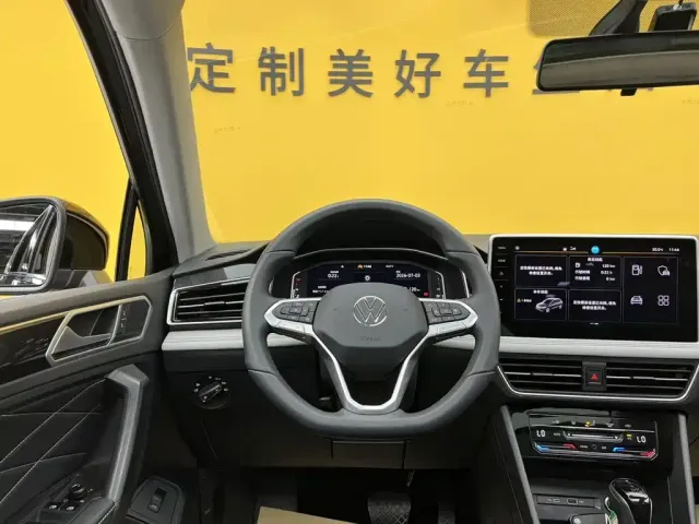 Volkswagen Tiguan L — Фото автомобиля 26
