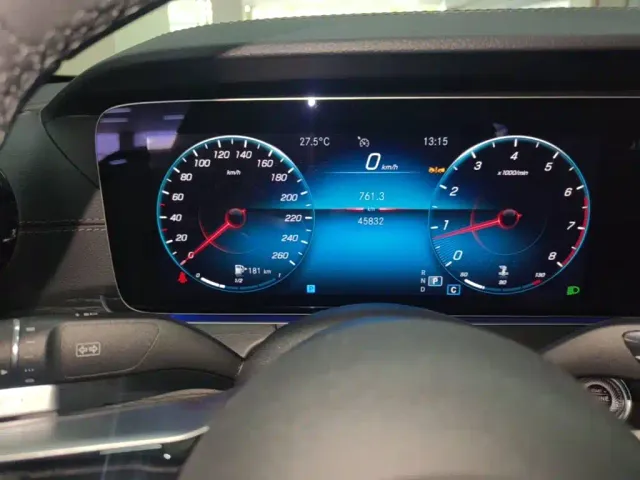 Mercedes-Benz E-Class — Фото автомобиля 11