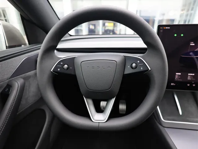 Tesla Model Y L — Фото автомобиля 18