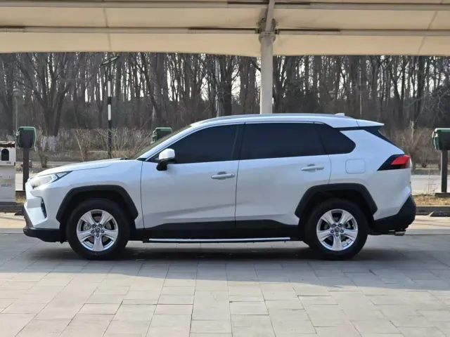 Toyota RAV4 — Фото автомобиля 3