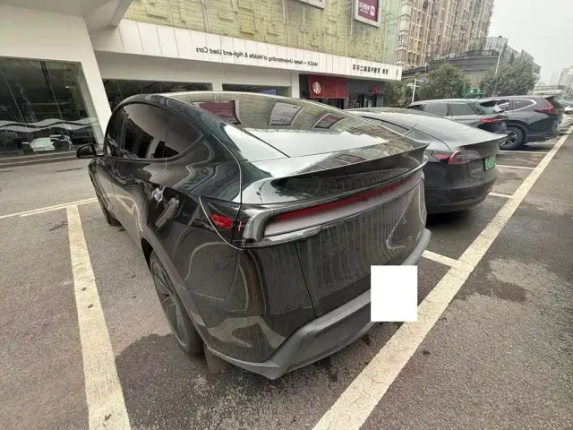 Tesla Model Y — Фото автомобиля 8