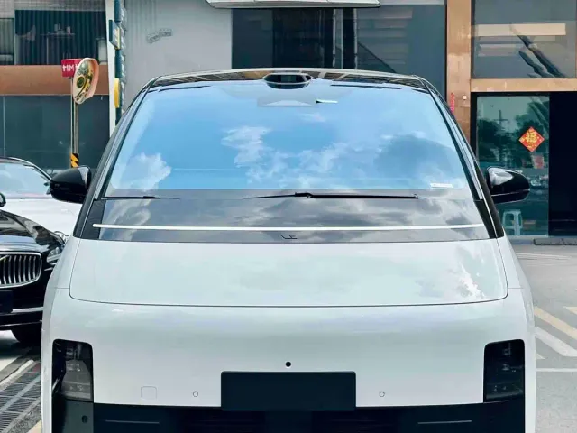 Li Auto MEGA — Фото автомобиля 2