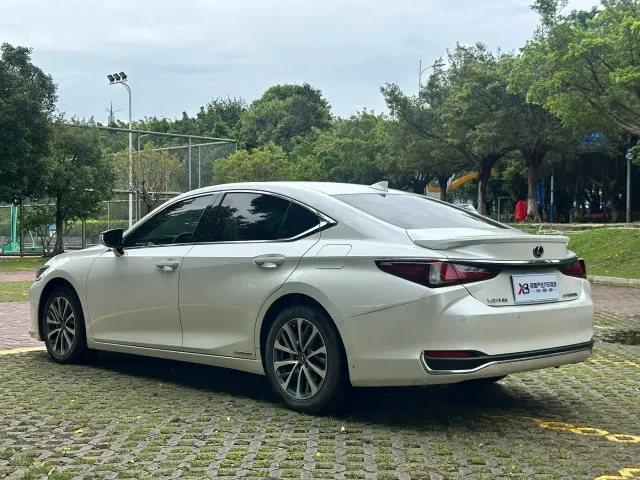 Lexus ES — Фото автомобиля 15