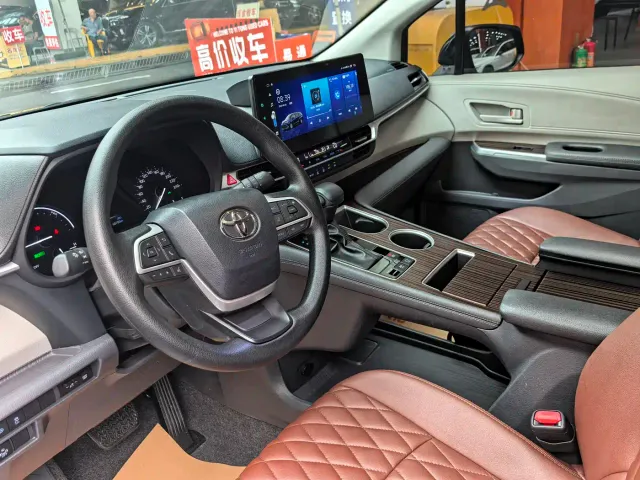 Toyota Sienna — Фото автомобиля 14