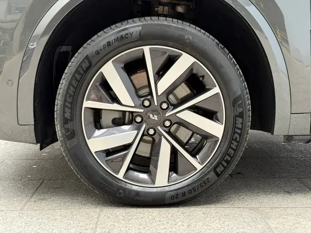 Li Auto L8 — Фото автомобиля 16