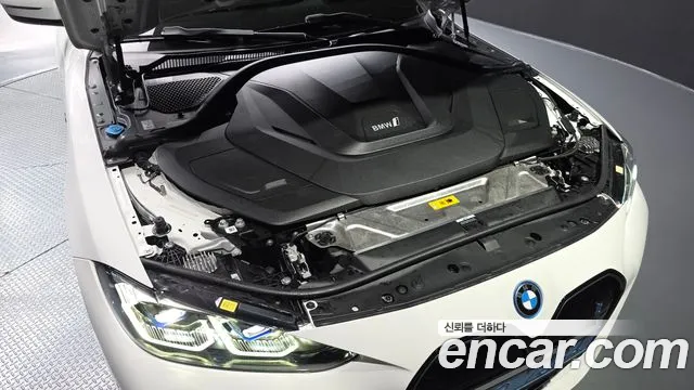 BMW i4 — Фото автомобиля 4