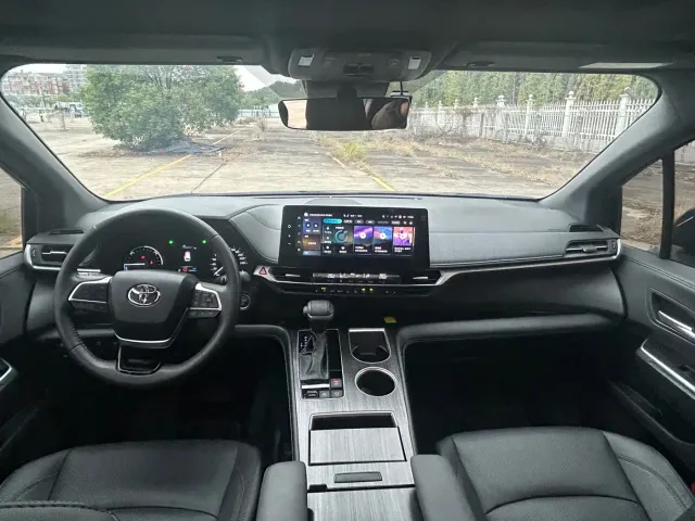 Toyota Sienna — Фото автомобиля 9