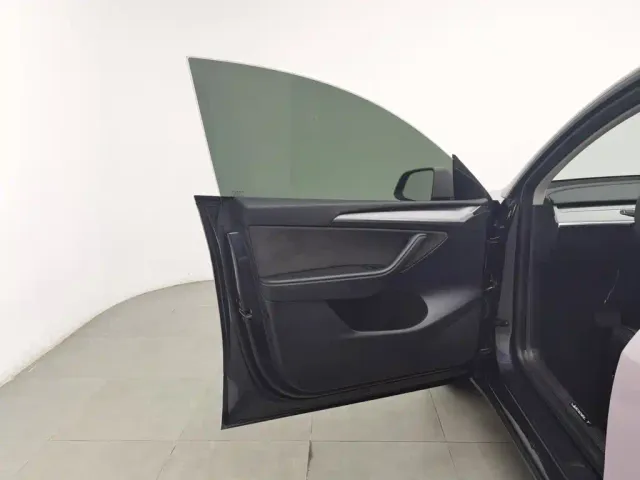 Tesla Model Y — Фото автомобиля 8