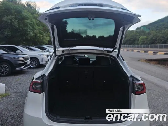 Tesla Model Y — Фото автомобиля 13