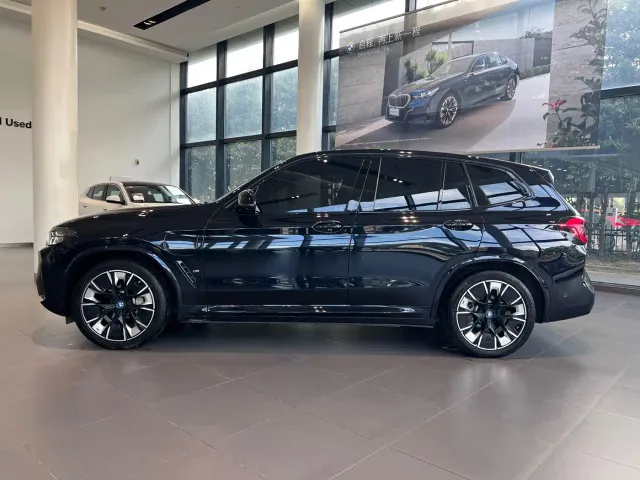 BMW iX3 — Фото автомобиля 3