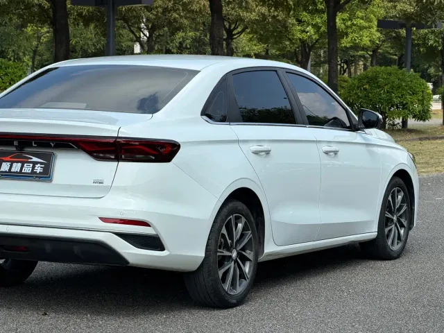 Geely Emgrand — Фото автомобиля 24