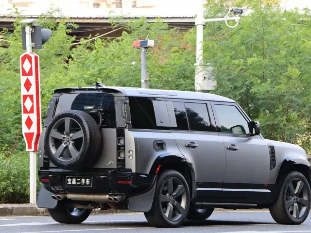 Land Rover Defender — Фото автомобиля 6