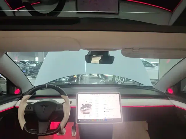 Tesla Model 3 — Фото автомобиля 17