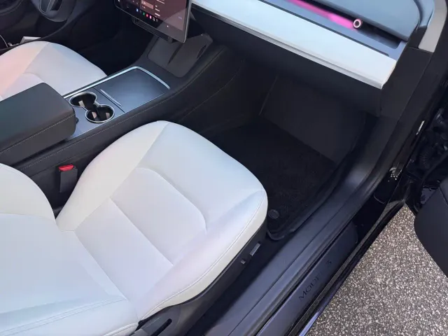 Tesla Model 3 — Фото автомобиля 18