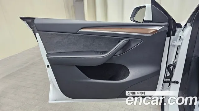 Tesla Model Y — Фото автомобиля 13