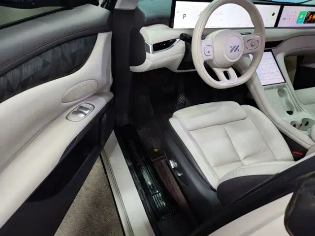 IM Motors LS6 — Фото автомобиля 15