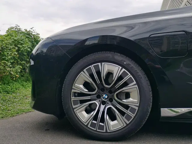BMW BMW i7 2023 eDrive50L Leading Luxury Package — Фото автомобиля 8